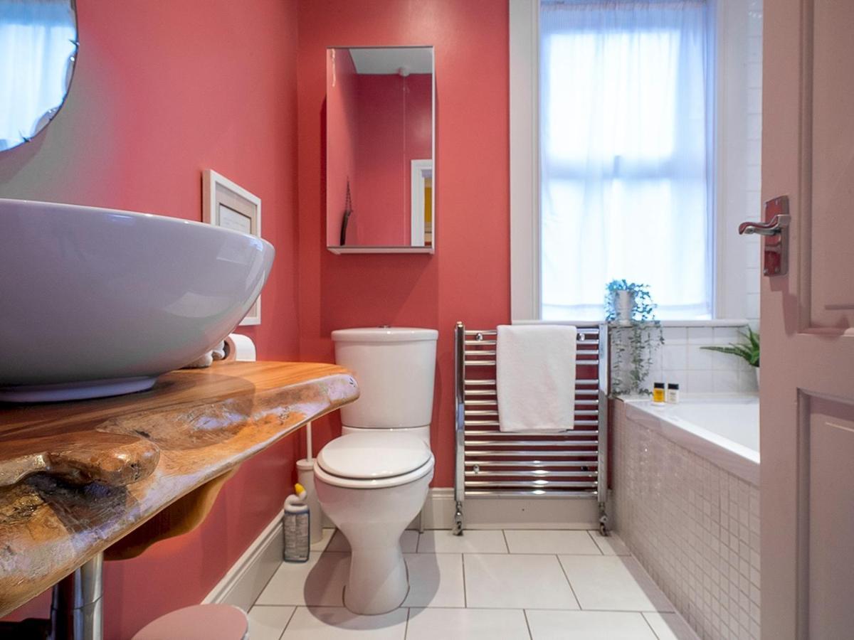 Вилла Pass The Keys Colourful, Quirky Artist-Owned 3 Bed Next To Cafes Белфаст Экстерьер фото